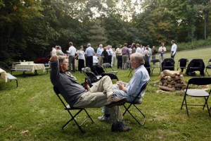 Jasmin Shah/CSEF Climate scientists Wally Broecker and Scott Stine catch up over beer at the Comer Conference closing picnic. These conversations are just as important as the formal presentations in prompting creative thinking, the scientists say.